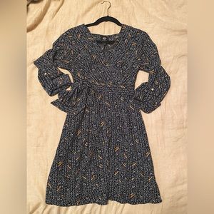 XS Navy White Caramel Faux Wrap Dress. 3/4 sleeve. Tie waist. Hidden zipper.